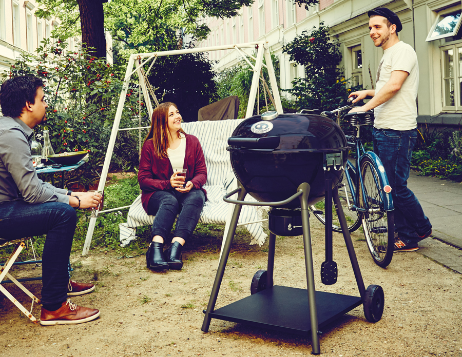 Ψησταριά Κάρβουνου Outdoorchef-Το σύστημα της χοάνης EASY SLIDE σας επιτρέπει να μεταβείτε από την άμεση στην έμμεση θερμότητα με μια απλή κίνηση.