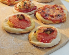 MINI PIZZA ΜΕ ΠΑΣΤΑ ΕΛΙΑΣ