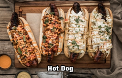 HOT DOG ΜΕ CHILLI CON CARNE &amp; COLESLAW